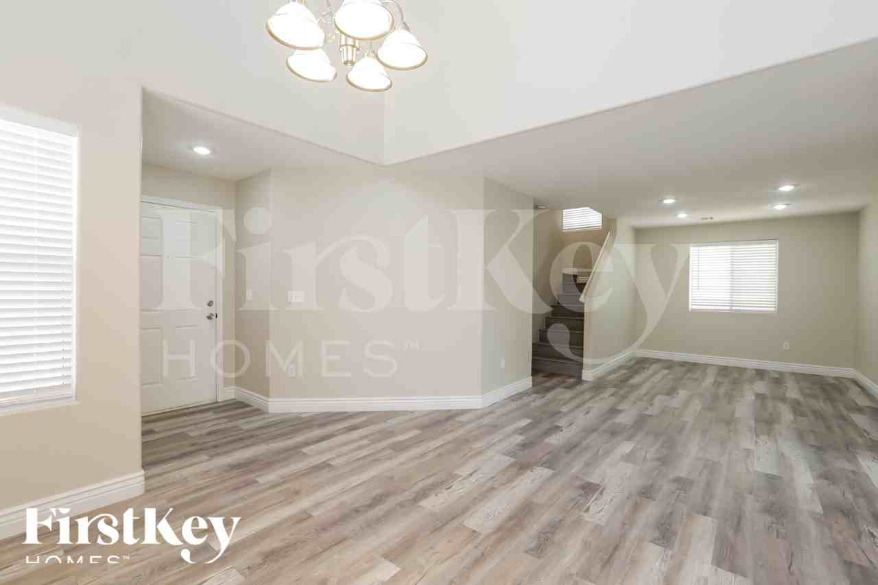 5681 Woods Crossing St - Photo 5 of 18