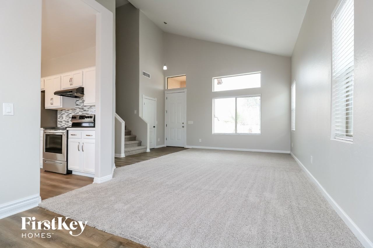 4302 S 249th Ave - Photo 3 of 15