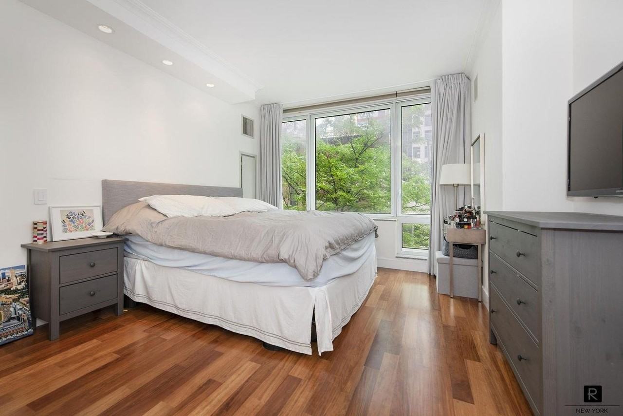 250 E 53rd St #403 - Photo 2 of 8