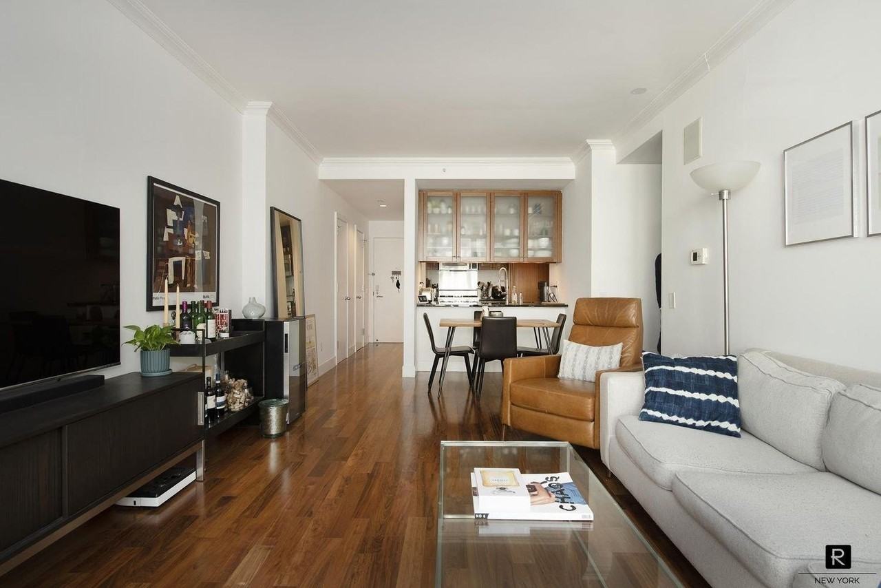 250 E 53rd St #403 - Photo 3 of 8