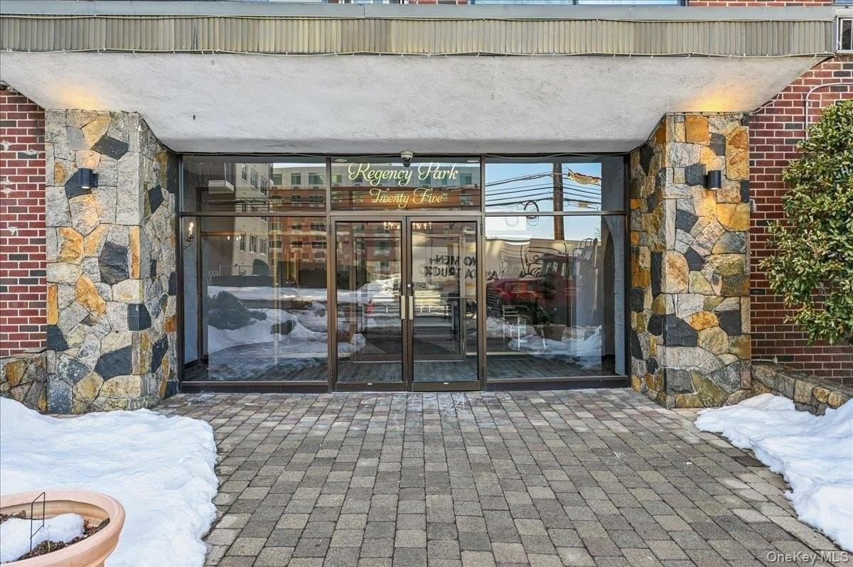 25 Lake St Apt 5b - Photo 2 of 16