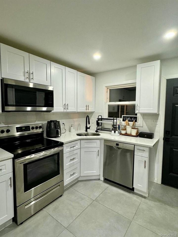 160 Pacific St - Photo 4 of 12