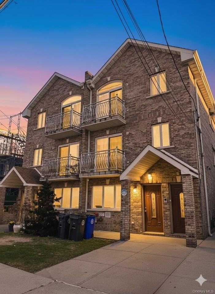 4033 191st St Apt 3 - Photo 2 of 9