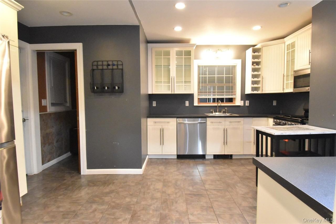 28 Roosevelt Ave - Photo 5 of 26