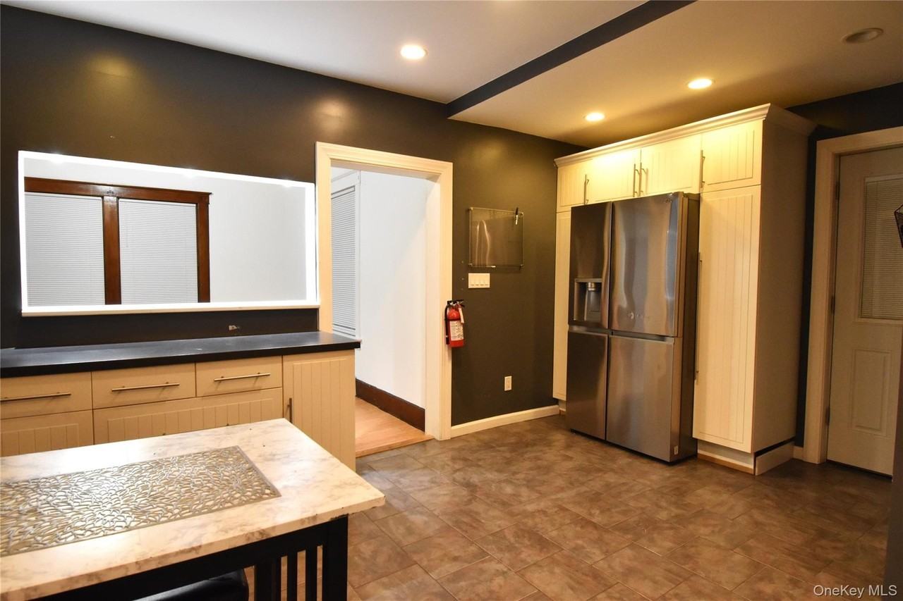 28 Roosevelt Ave - Photo 6 of 26