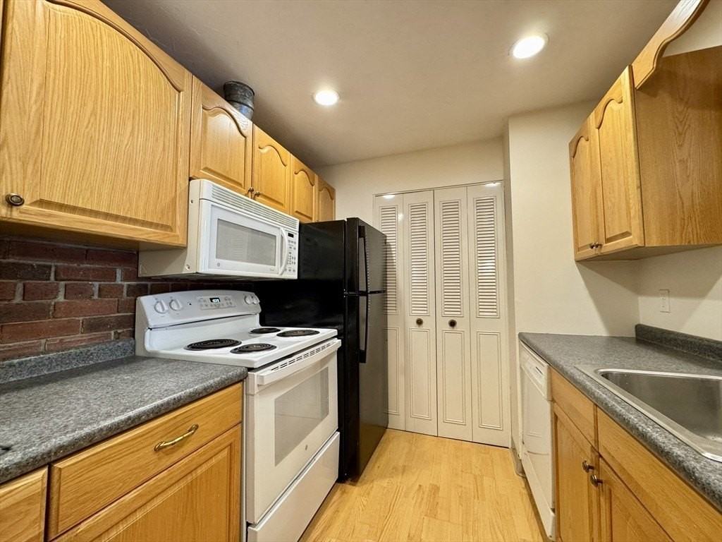 25 Greentree Ln Apt 43 - Photo 2 of 16