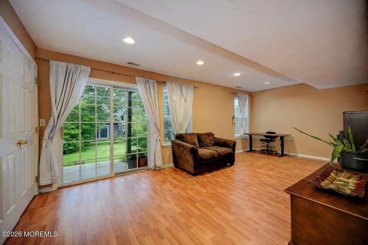 319 Bernard Dr - Photo 4 of 31