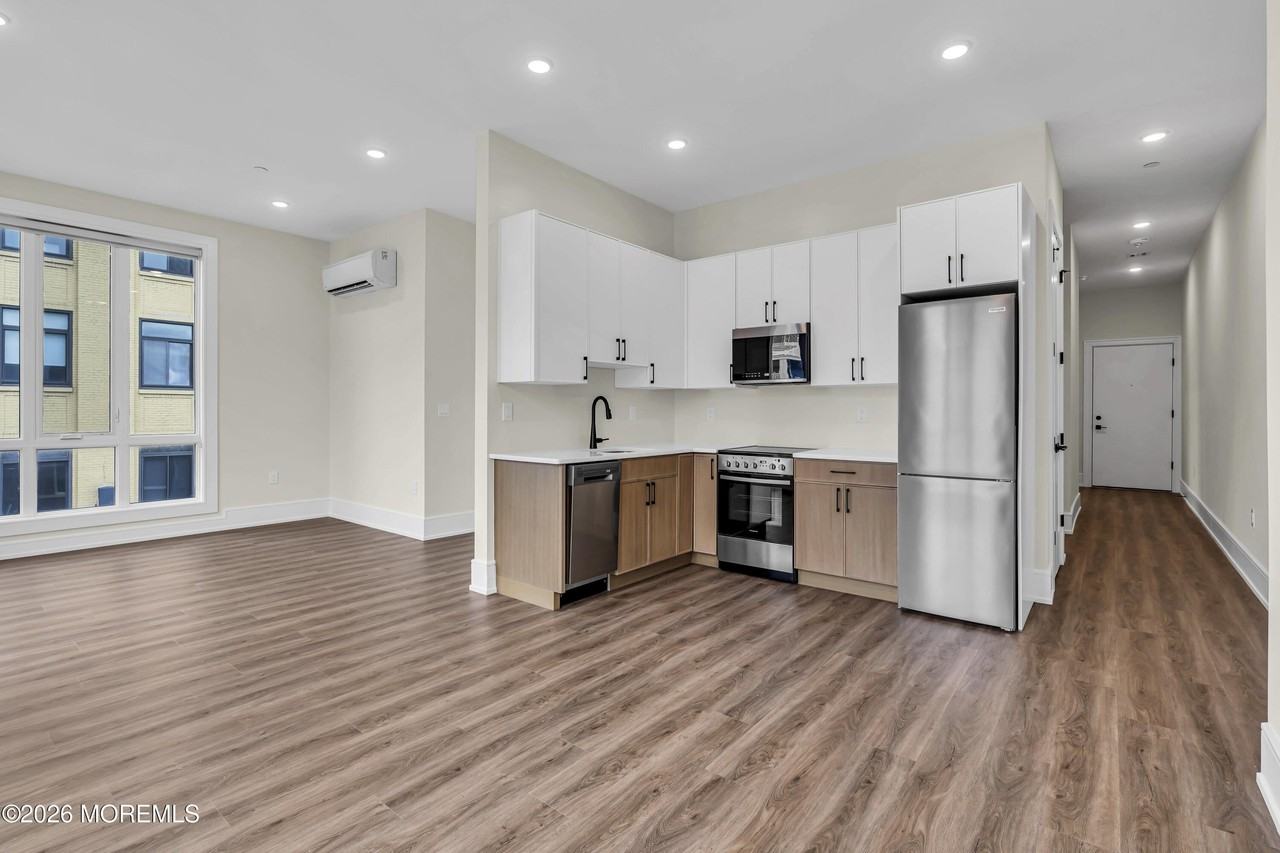 527 Bangs Ave Apt 414 - Photo 2 of 17