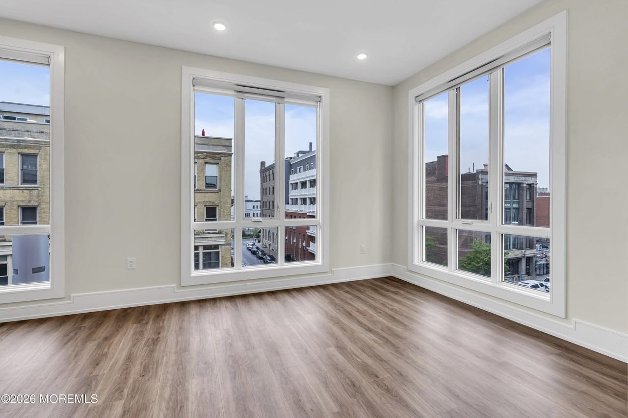 527 Bangs Ave Apt 414 - Photo 3 of 17