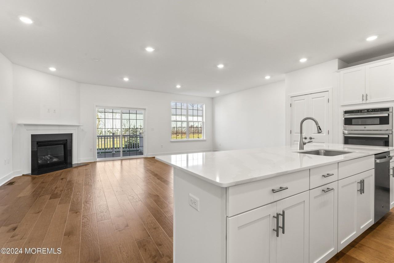 306 Pilot St - Photo 6 of 35