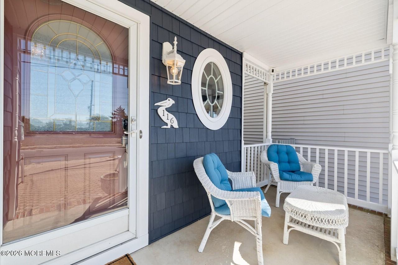 116 Sunset Dr N - Photo 3 of 50