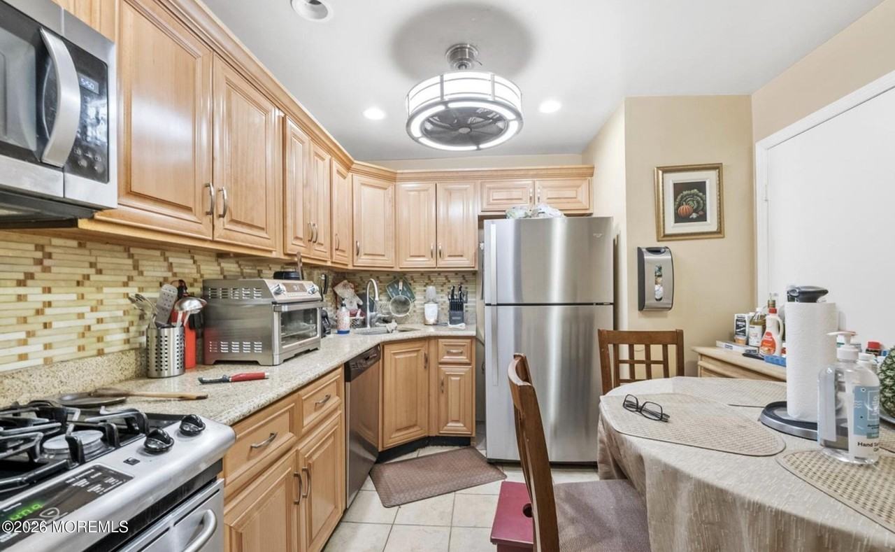 390 College Dr Unit 390 - Photo 5 of 10