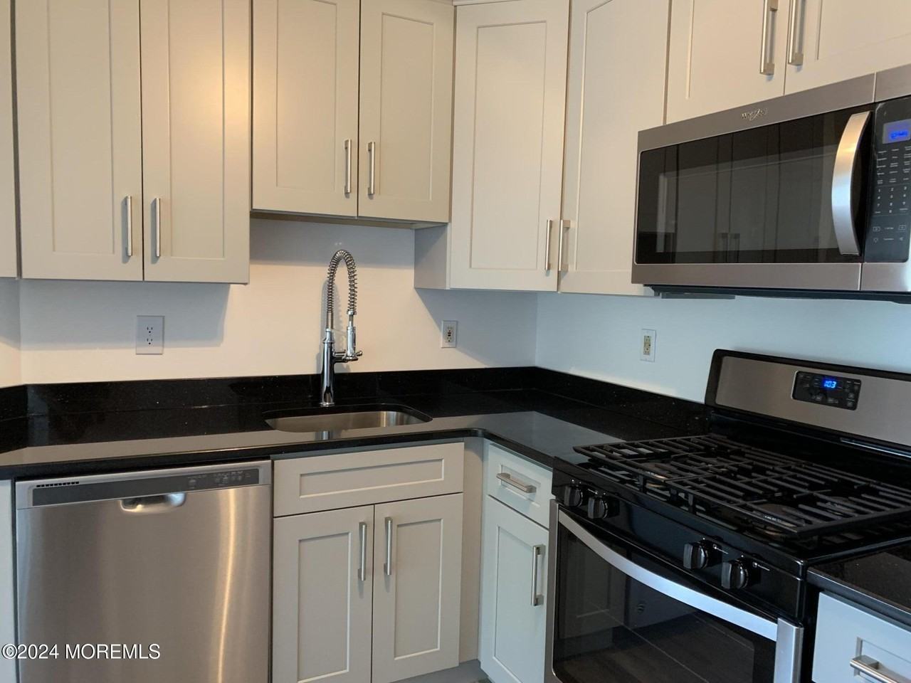 462 Magnolia Ct - Photo 2 of 15