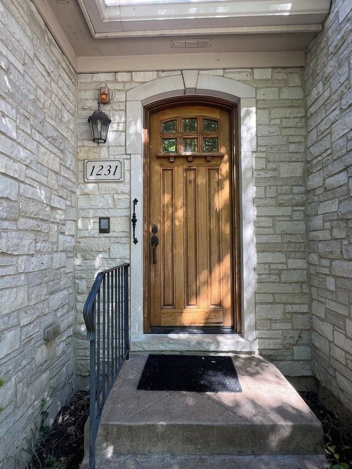 1231 Caroline Ct - Photo 2 of 27