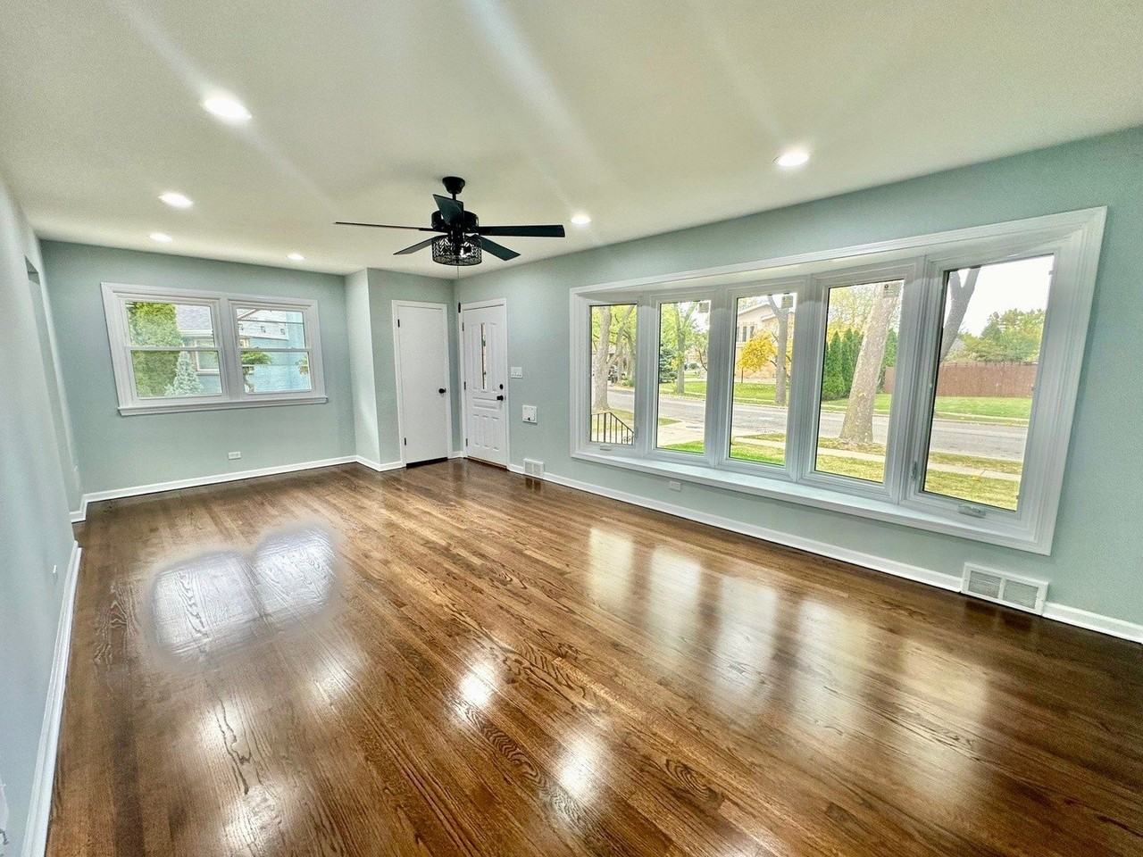 8129 W Courtland Ave - Photo 2 of 14