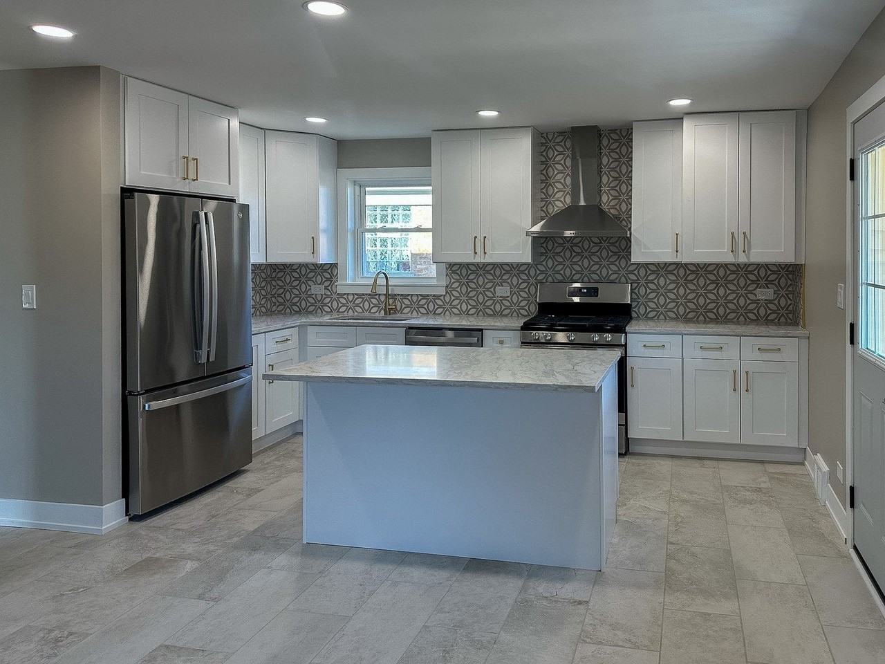 4233 N Odell Ave - Photo 4 of 16