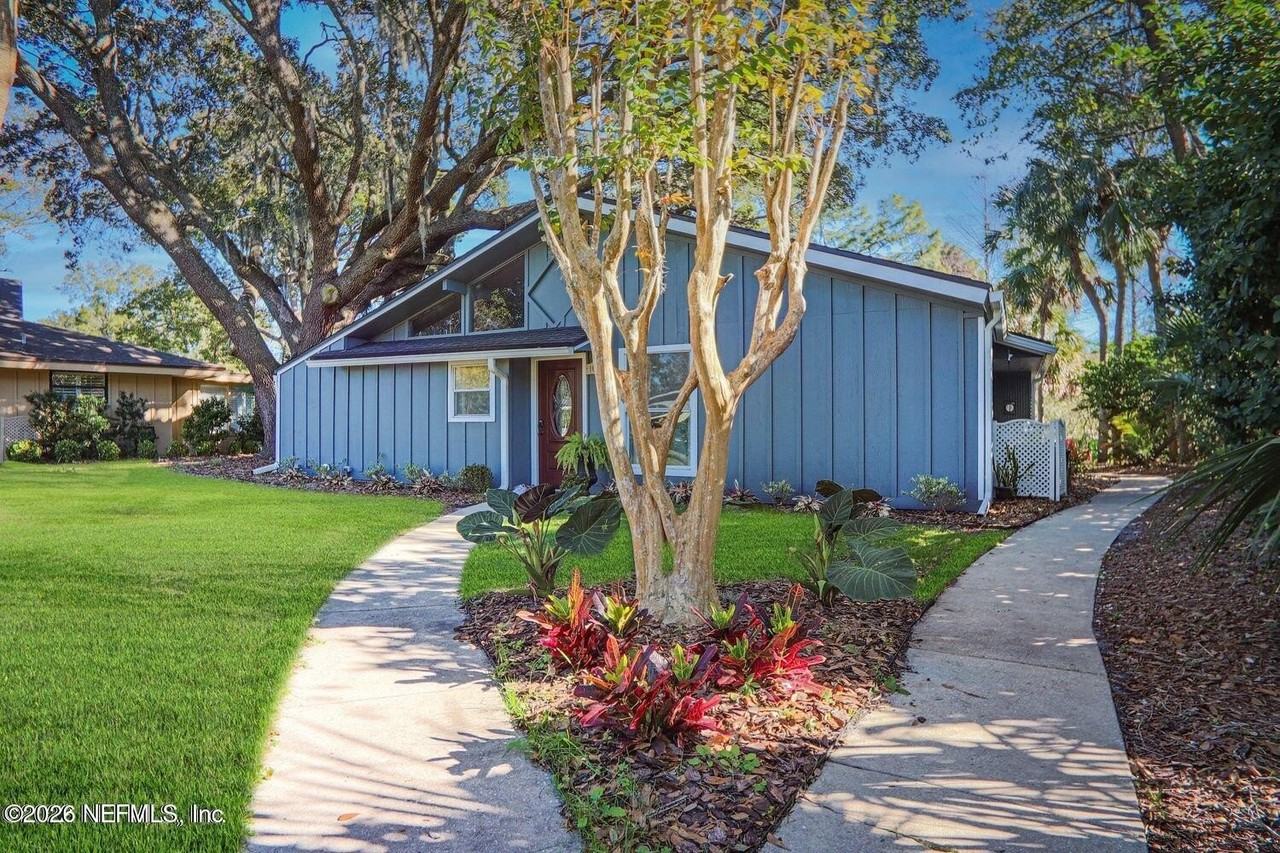 10123 Leisure Ln N - Photo 2 of 25