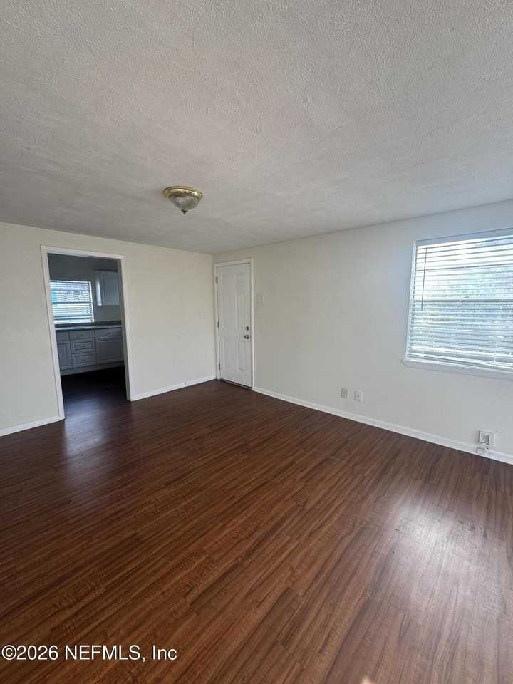 210 13th Ave N - Photo 5 of 17