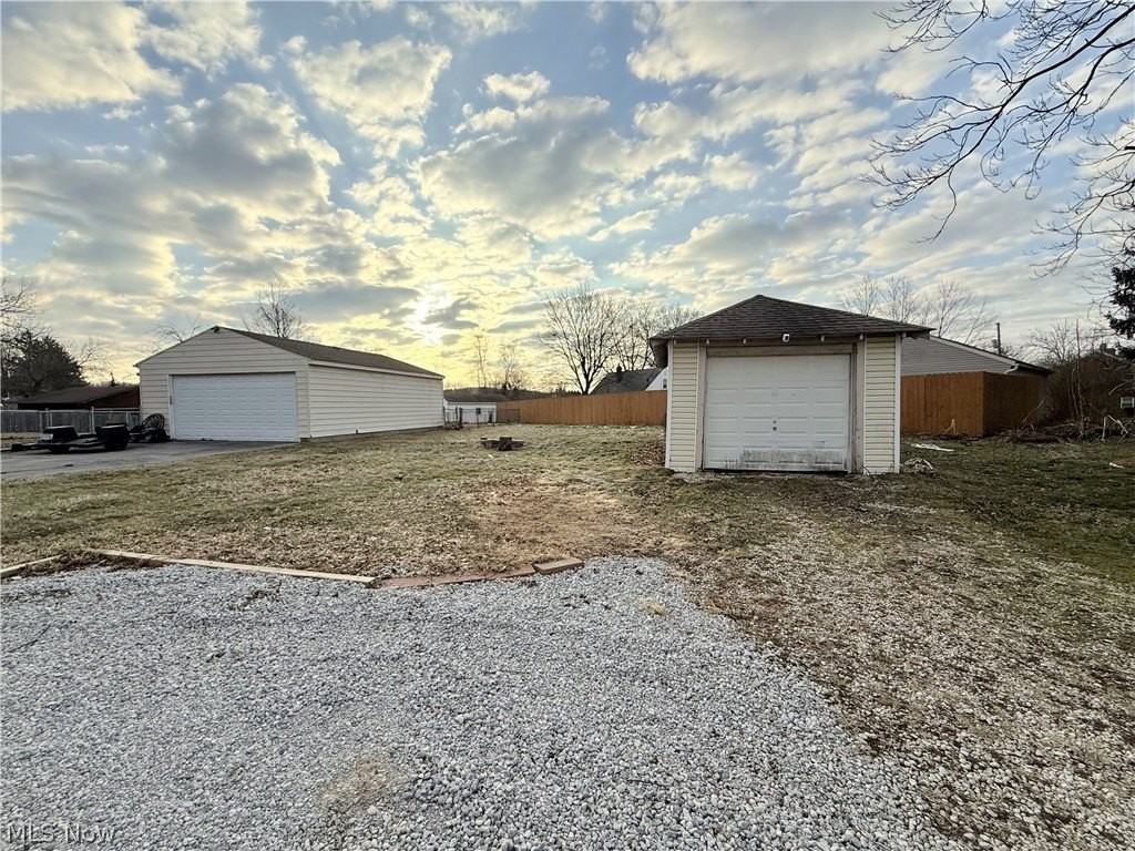 837 Eastland Ave - Photo 4 of 34