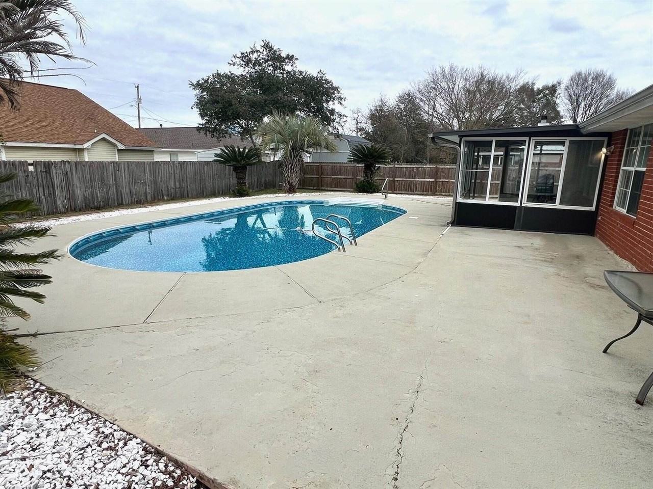 318 Riverchase Blvd - Photo 2 of 20