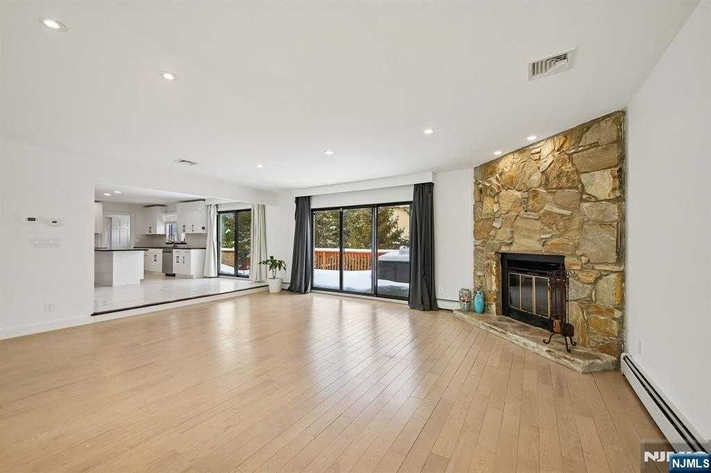 11 Hudson Ter - Photo 4 of 25