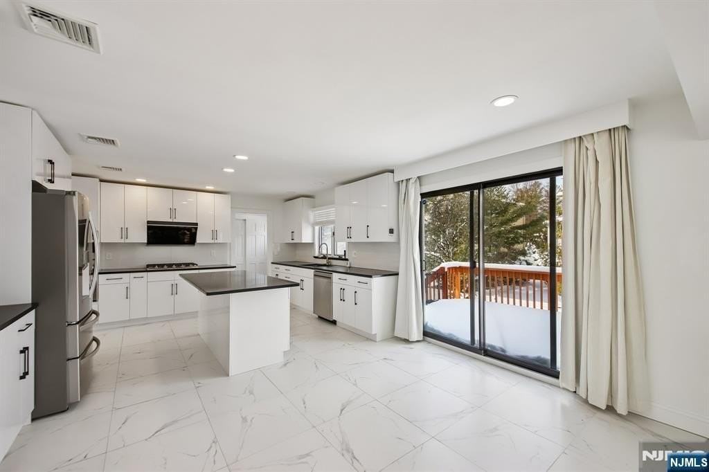 11 Hudson Ter - Photo 6 of 25