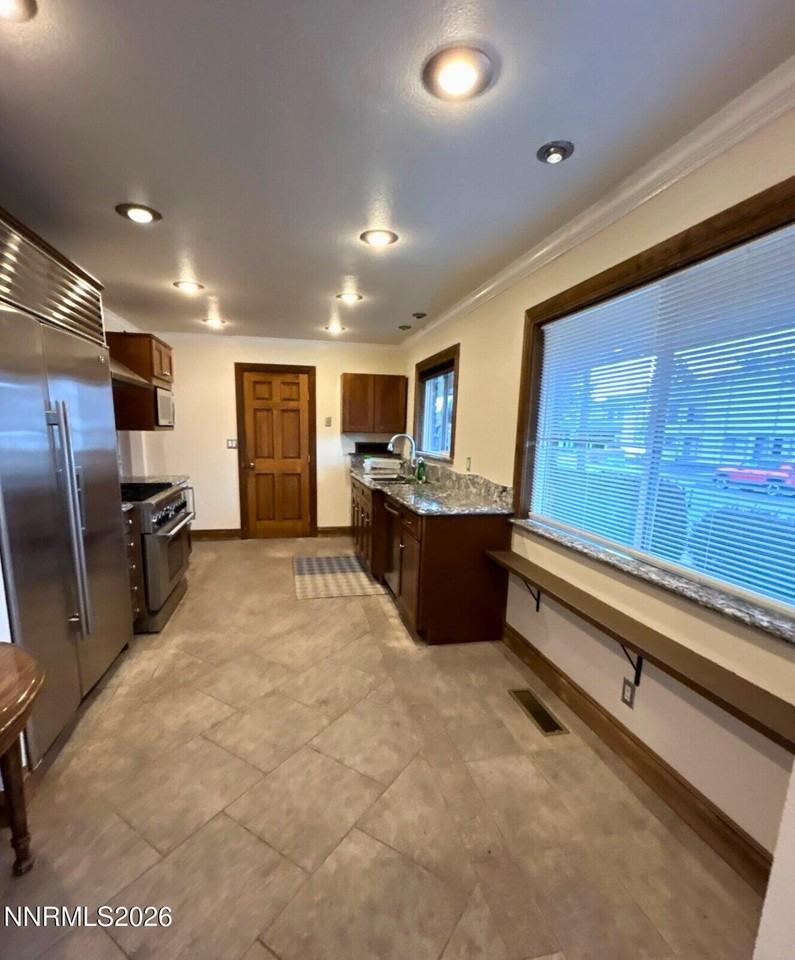 1010 Tyler Way - Photo 3 of 11