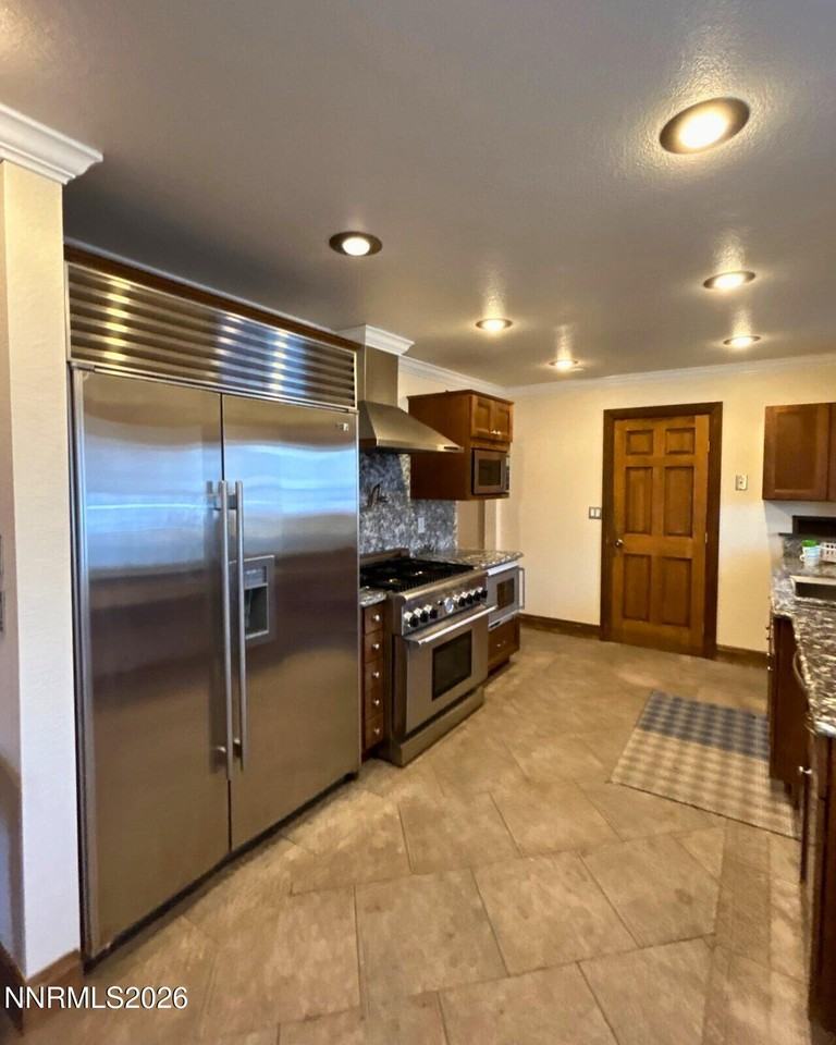 1010 Tyler Way - Photo 4 of 11