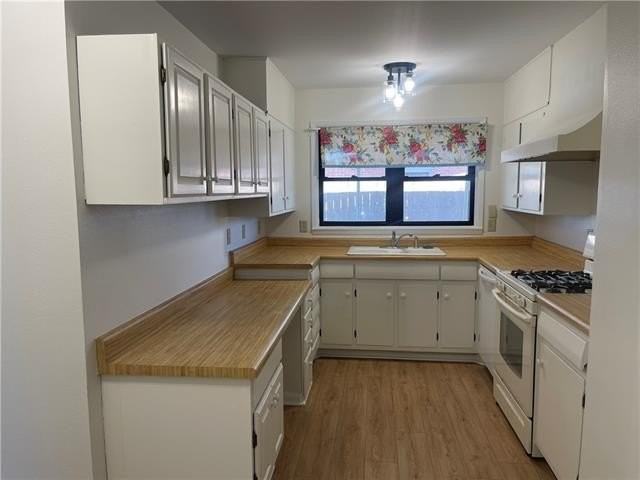 554 Stratford Dr - Photo 2 of 12