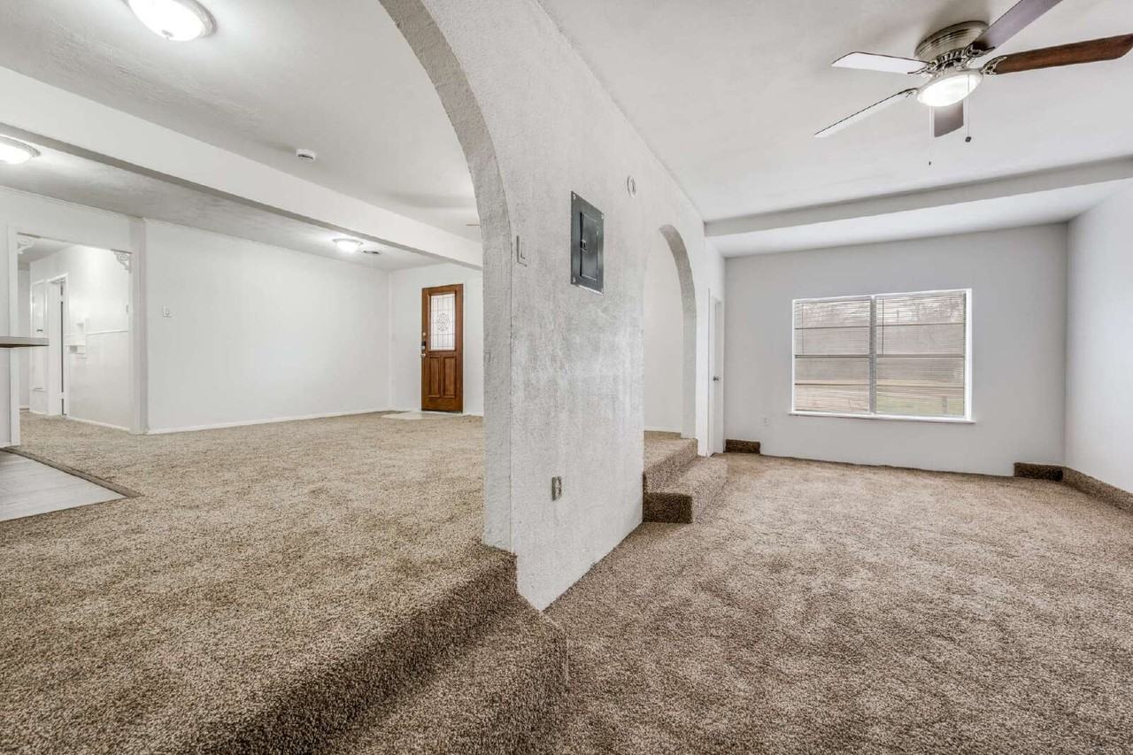 3110 Heather Ln - Photo 3 of 12