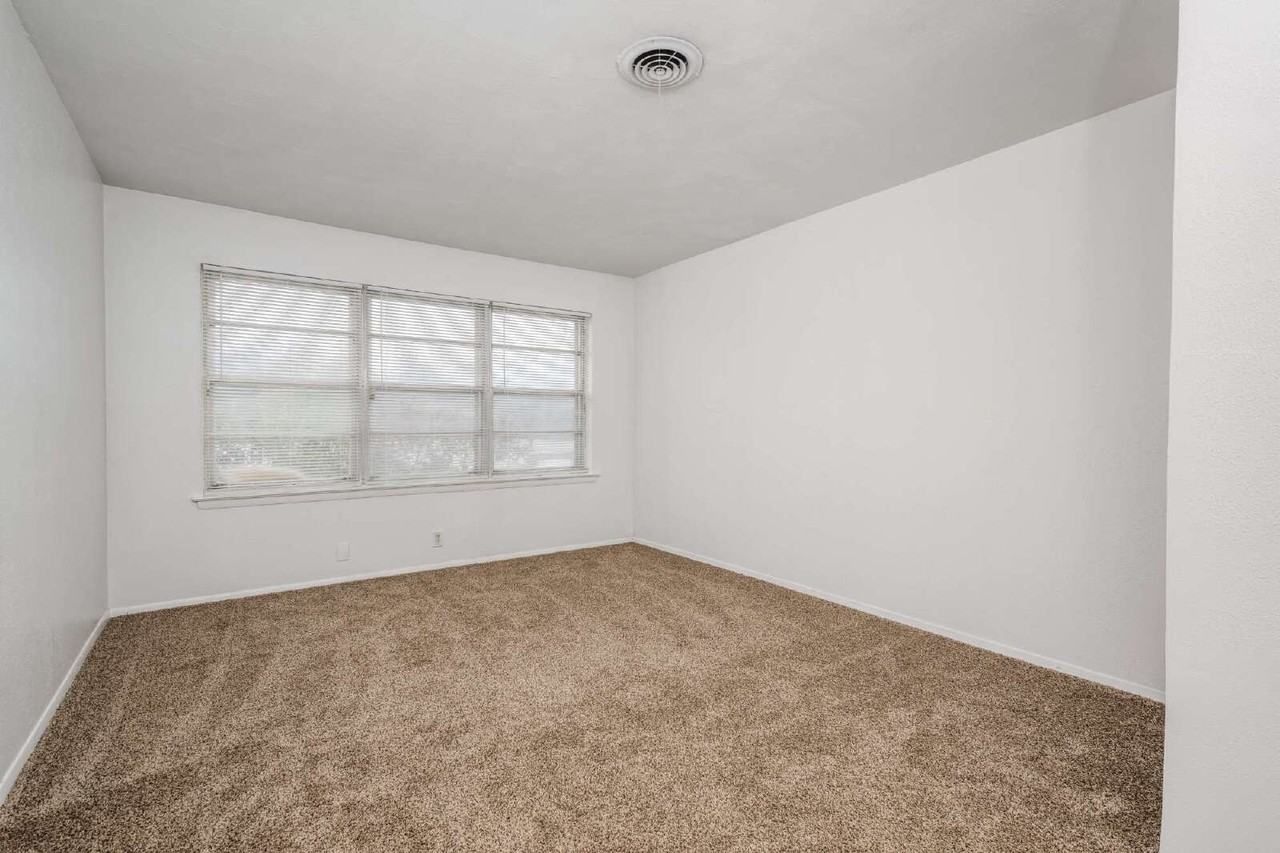 3110 Heather Ln - Photo 6 of 12