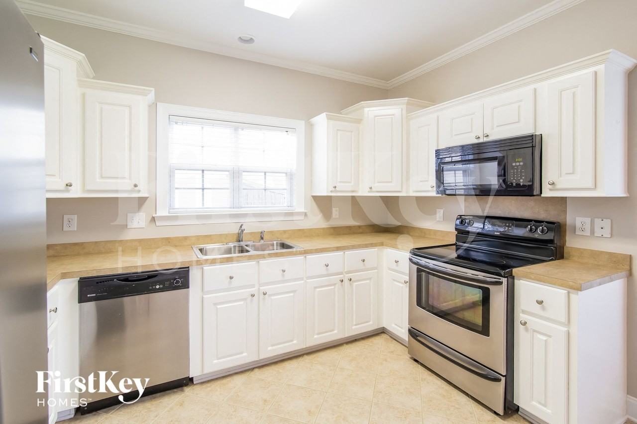 7648 Fayetteville Rd - Photo 6 of 15