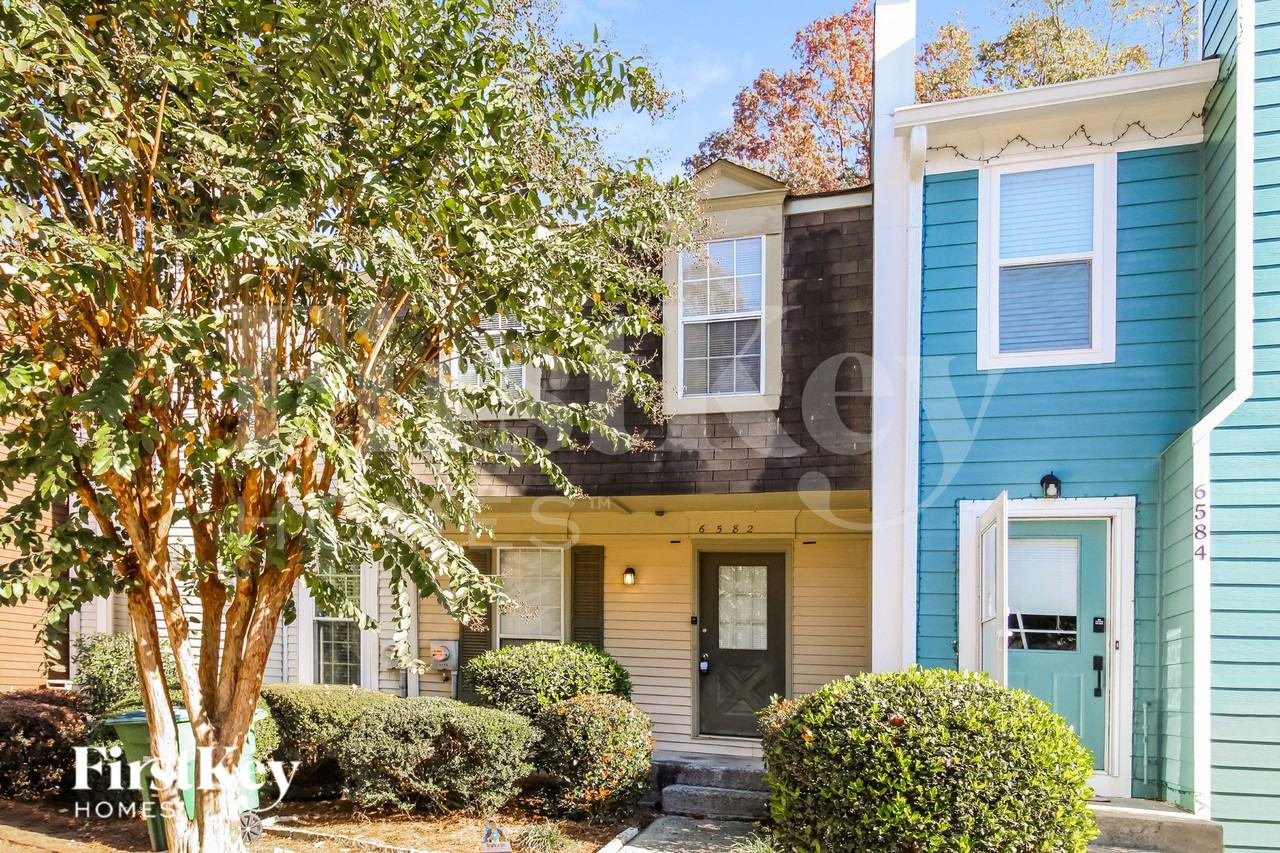 6582 Wellington Sq - Photo 5 of 19