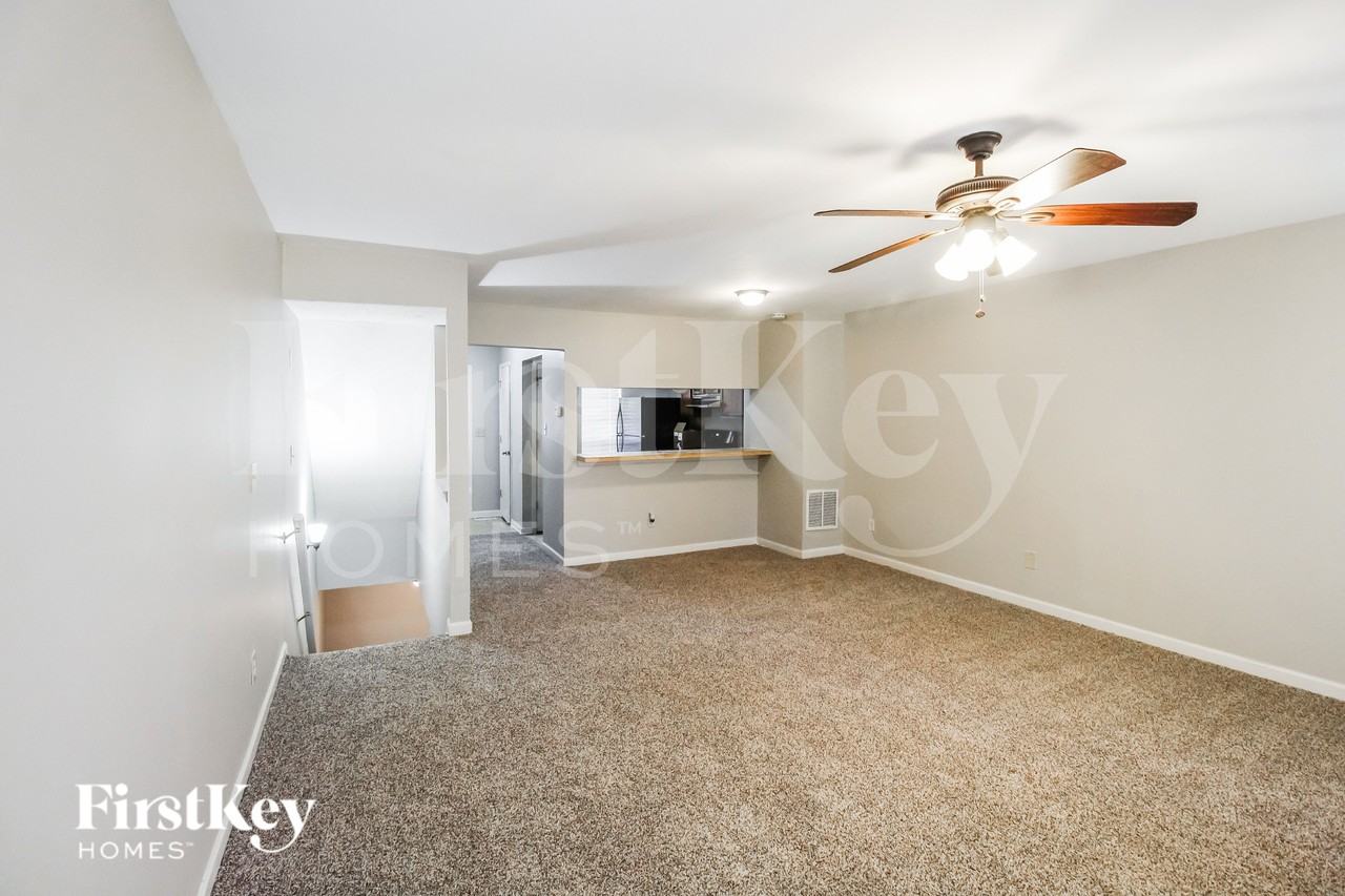 6582 Wellington Sq - Photo 7 of 19