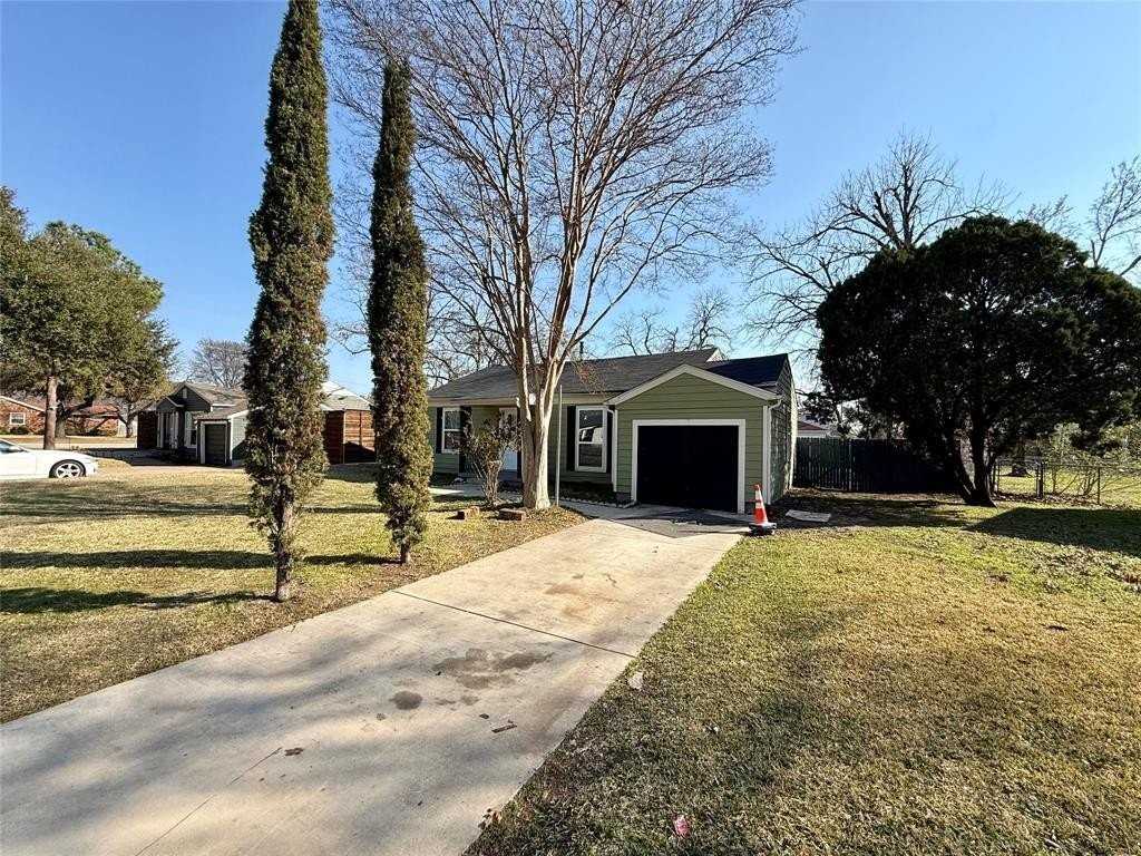 1408 Lakeside Dr - Photo 2 of 12