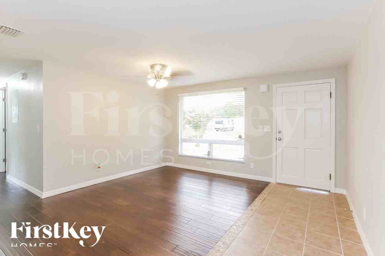 447 Clermont Dr W - Photo 3 of 18