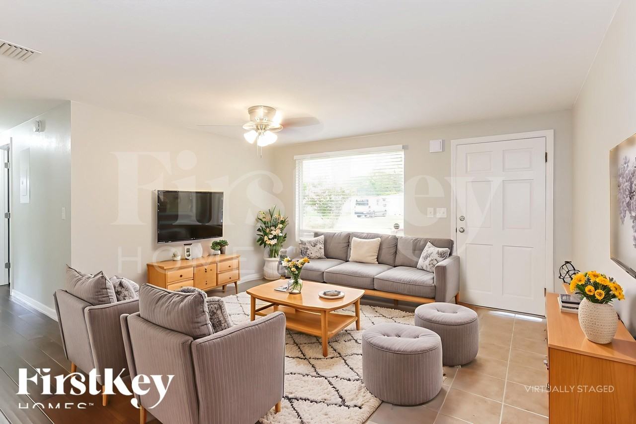 447 Clermont Dr W - Photo 4 of 18