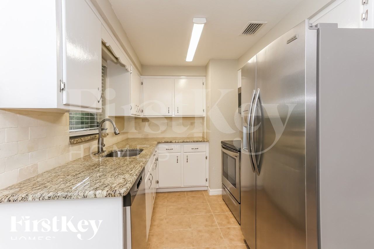 447 Clermont Dr W - Photo 7 of 18