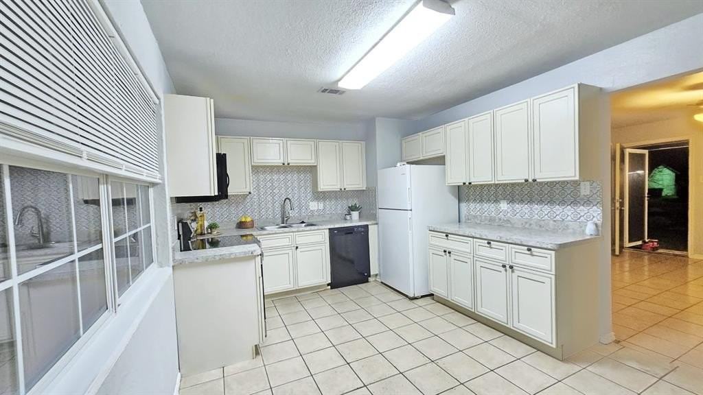 5563 Richardson St - Photo 3 of 11