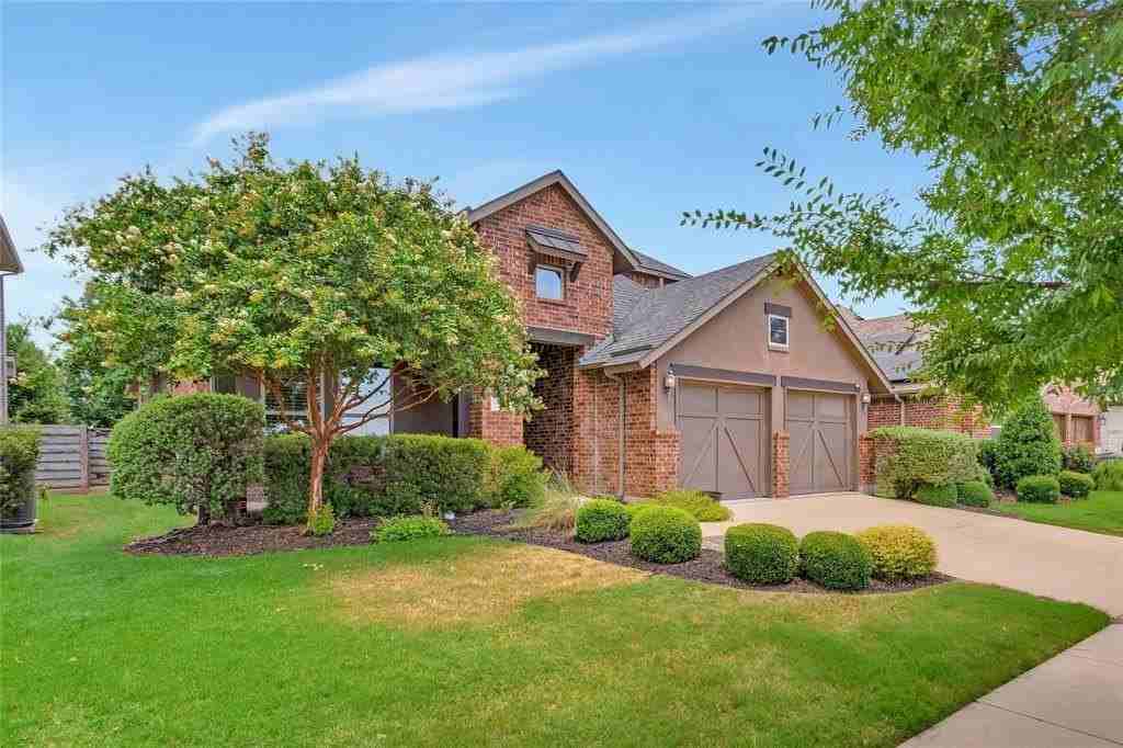 855 Forest St - Photo 3 of 33