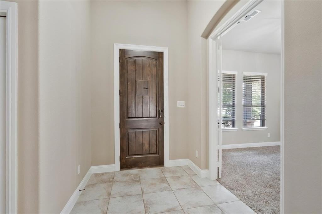 855 Forest St - Photo 4 of 33