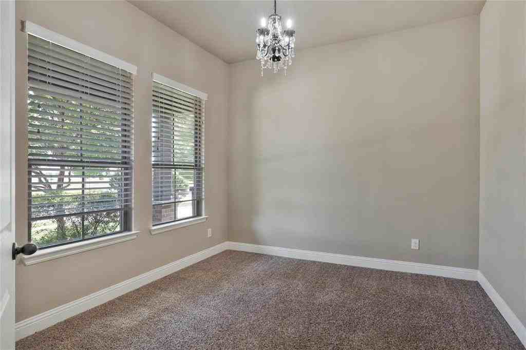 855 Forest St - Photo 5 of 33