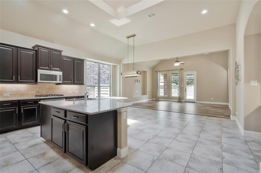 855 Forest St - Photo 6 of 33