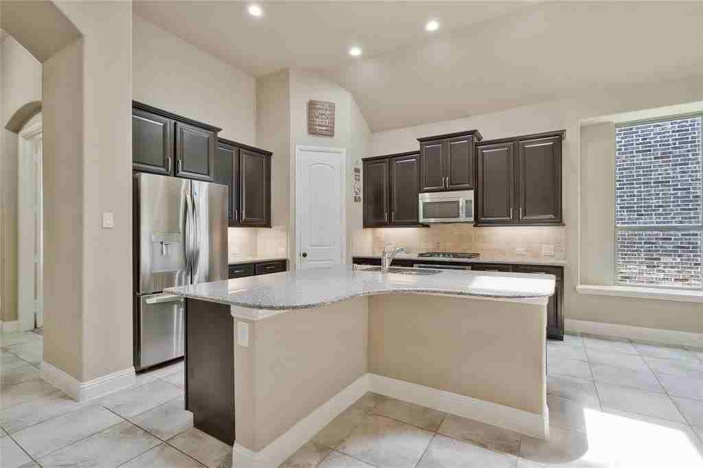 855 Forest St - Photo 7 of 33