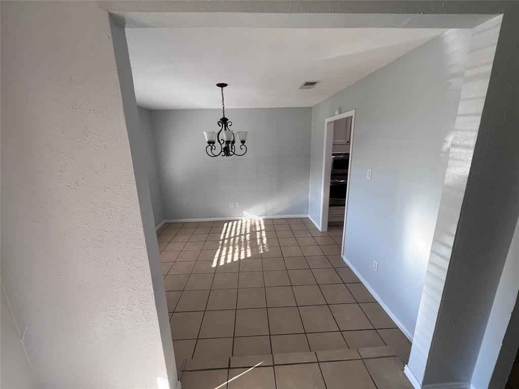 818 Fairlawn Dr - Photo 4 of 40