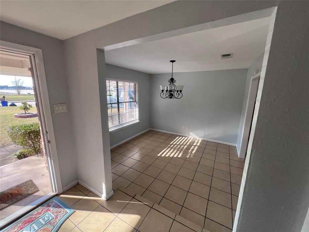 818 Fairlawn Dr - Photo 5 of 40