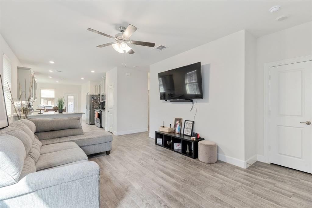 7028 Windmill St - Photo 4 of 16