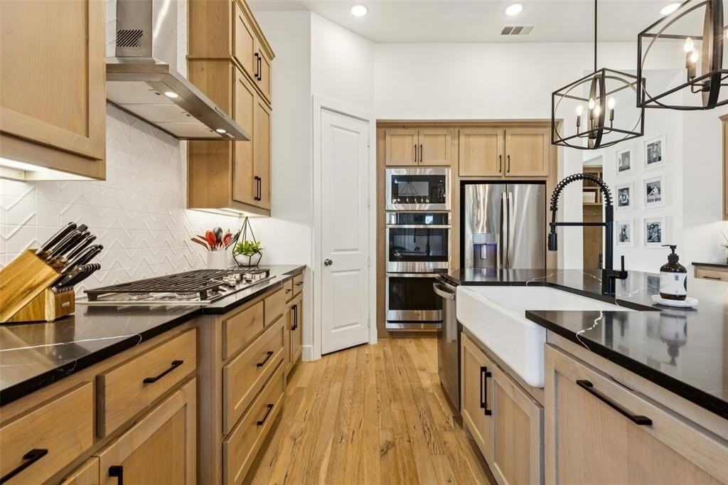 4110 Sandhills Ln - Photo 7 of 39