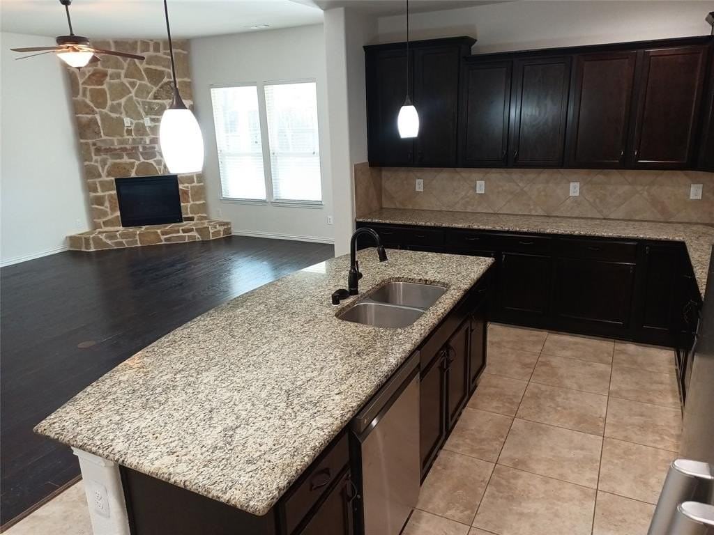 1704 Freedom Dr - Photo 6 of 32