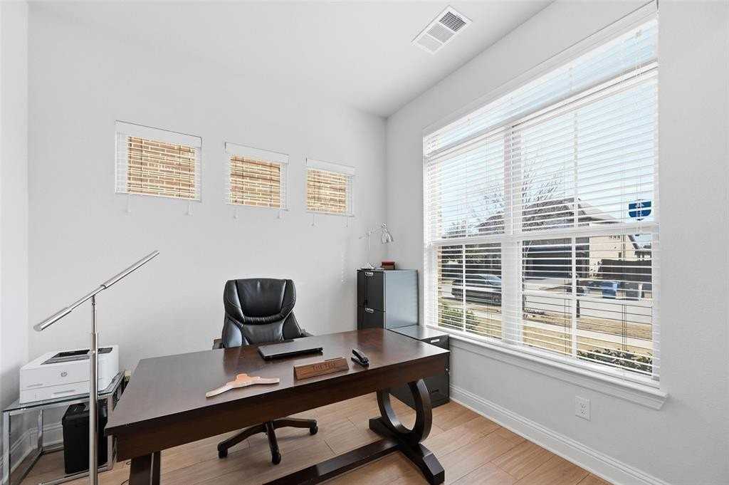 1074 James Ct - Photo 2 of 22